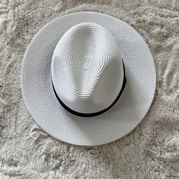 Straw Hat in White - Picture 4 of 5